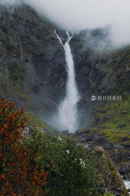 Mardalsfossen瀑布在挪威风景优美的绿色山谷的戏剧性的观点