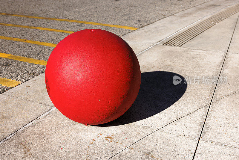在街道上装饰的球形混凝土柱。