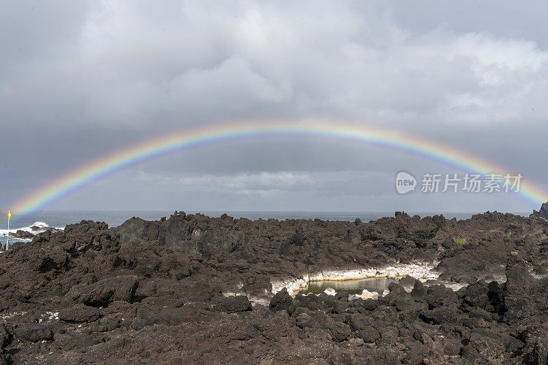 特塞拉火山海岸，彩虹漫天