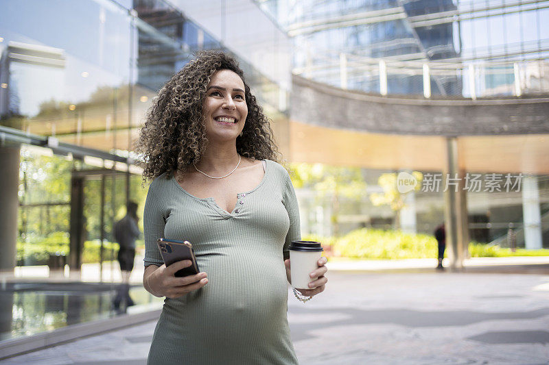 办公室外怀孕女商人的肖像