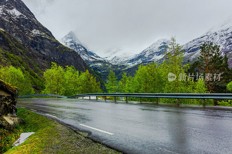 山路。下雨了。湿滑的沥青。挪威