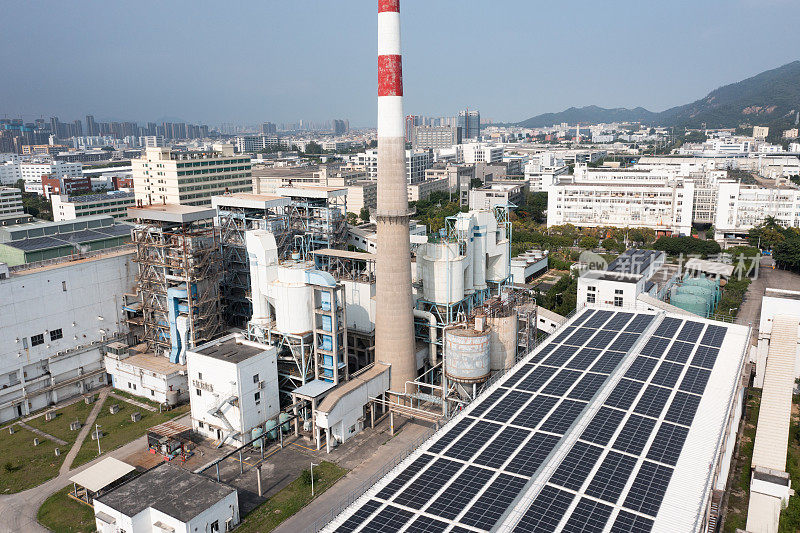 太阳能光伏板安装在工厂的屋顶上