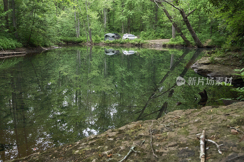 在平静的溪流旁登陆营地