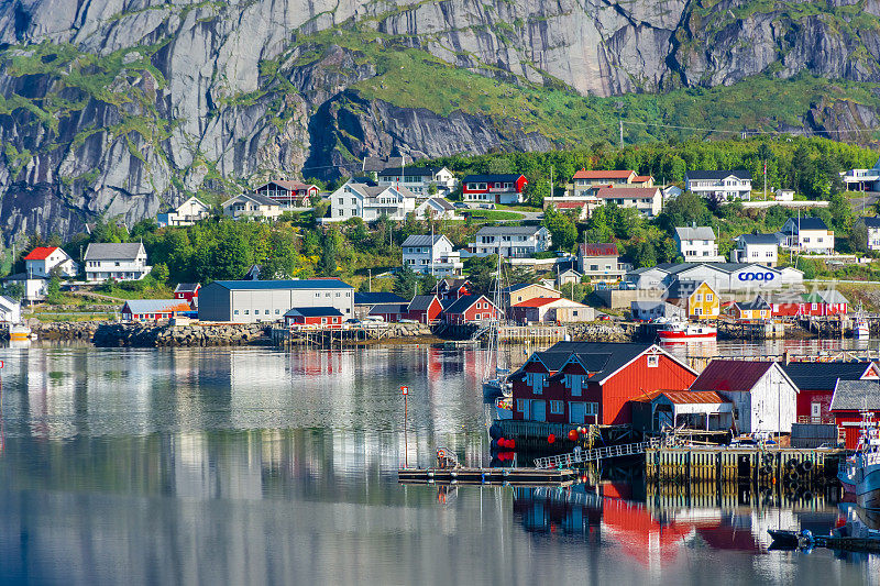 在挪威罗弗敦群岛峡湾的水面上完美地反映了莱因村