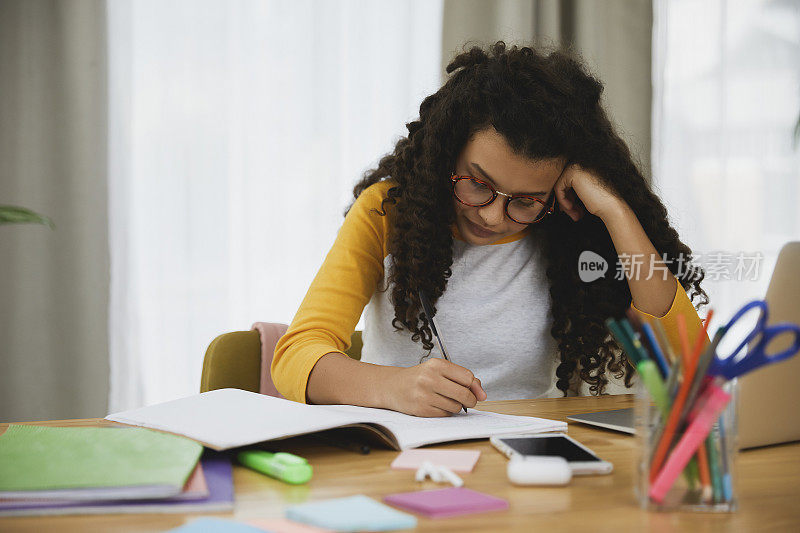 专心坐在书桌前的少女