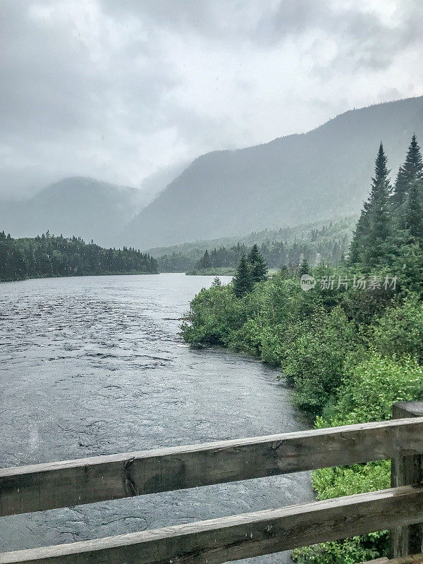 暴雨前的雅克·卡蒂埃河