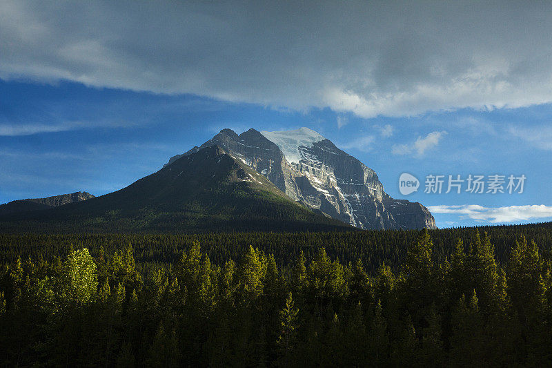 加拿大阿尔伯塔省班夫国家公园美丽的山景