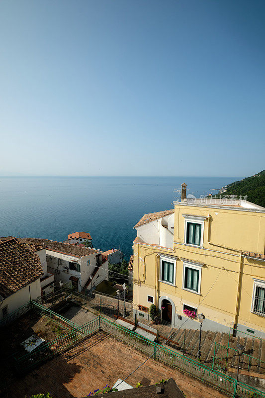 在意大利阿马尔菲海岸的莱托，一瞥房屋和全景