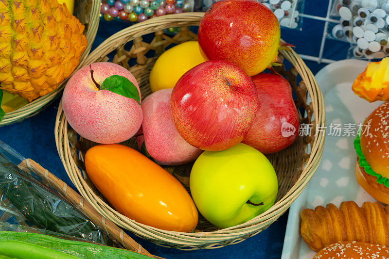 水果篮里有各种新鲜水果