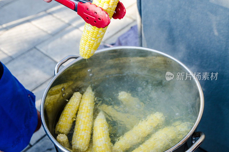 将玉米芯从沸水中取出