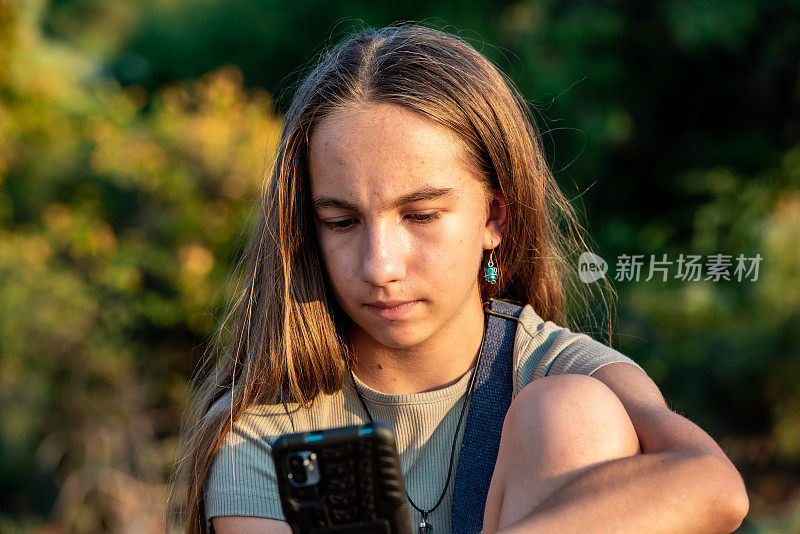 一个十几岁的女孩用手机分享了一个在假期里探索旧遗址的故事