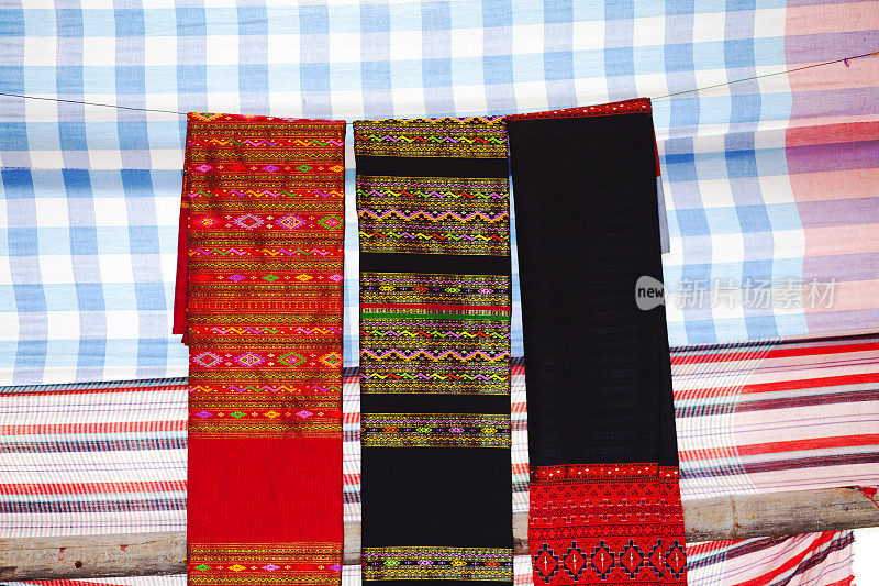 拉差武里传统市场上的泰国围巾和桌布
