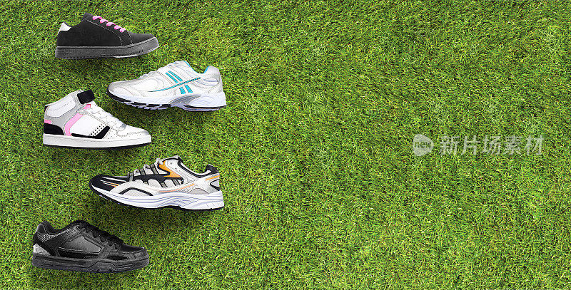 草地上一组跑步的各色运动鞋