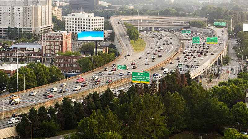 首都高架道路上的汽车交通。蜿蜒的市中心连接器沿着建筑物伸展在亚特兰大市中心，GA