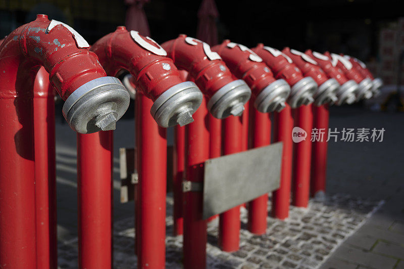 一排红色的消火栓管