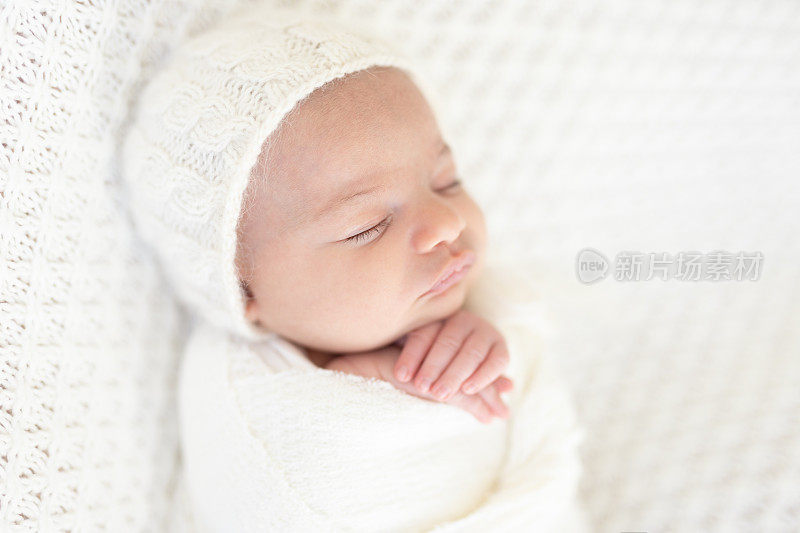 刚出生21天的女婴的肖像