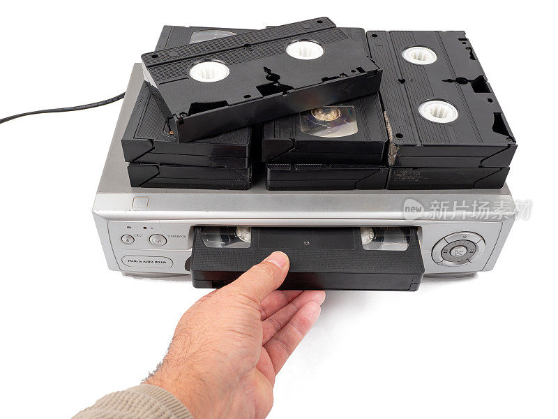白底VHS盒式录像机。