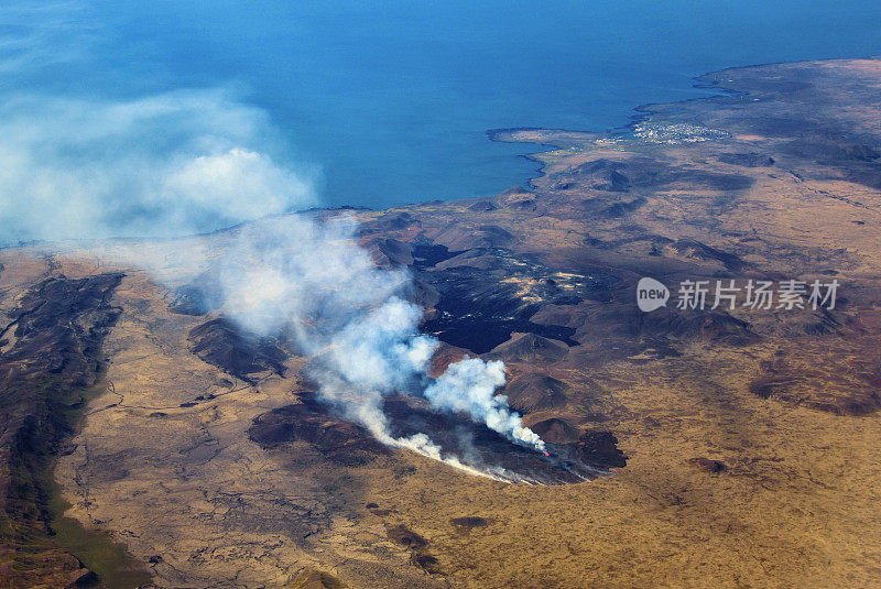 冰岛雷克雅内斯地区的Litli-Hrutur火山和熔岩场(Fagradalsfjall火山)和格林达维克镇