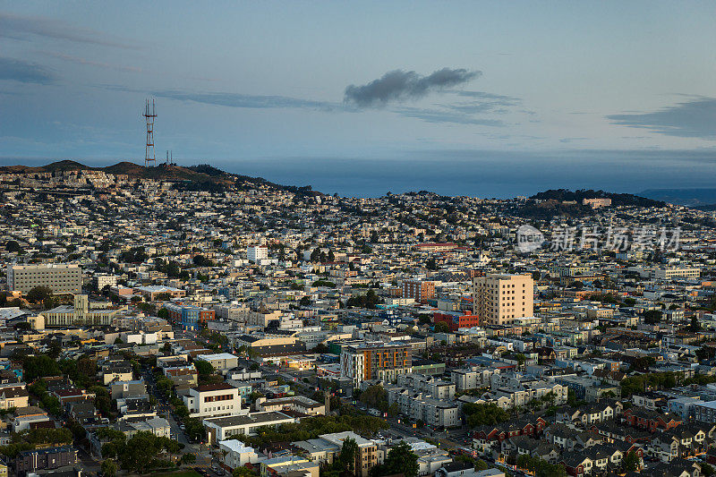 黎明时分旧金山诺埃山谷和双峰鸟瞰图