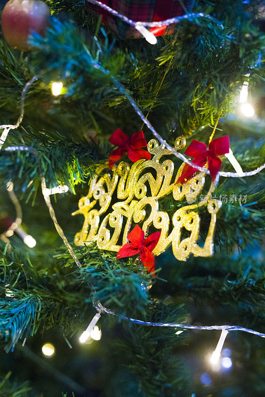 在树上用泰语祝你圣诞快乐