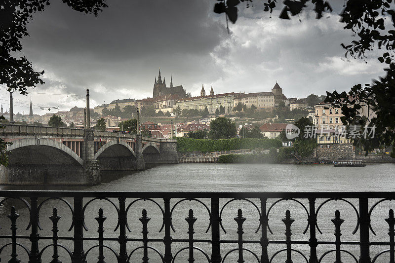捷克伏尔塔瓦河上的马内斯桥和布拉格城堡