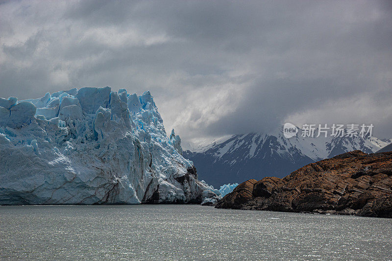 阿根廷湖上佩里托莫雷诺冰川的冰墙，背景是安第斯山脉。