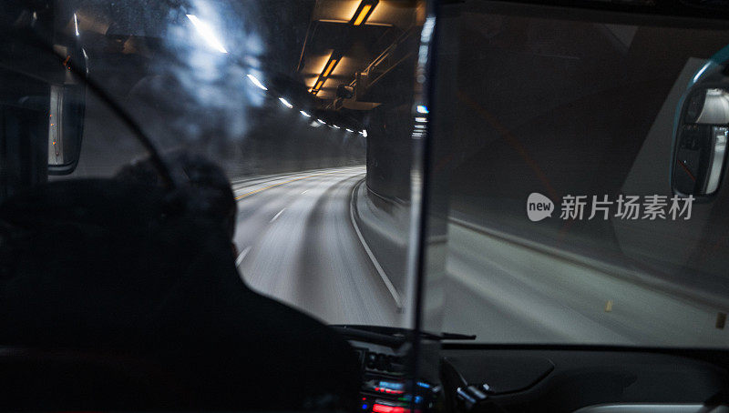 乘客从一辆行驶在挪威北部的公共汽车上看到的景象