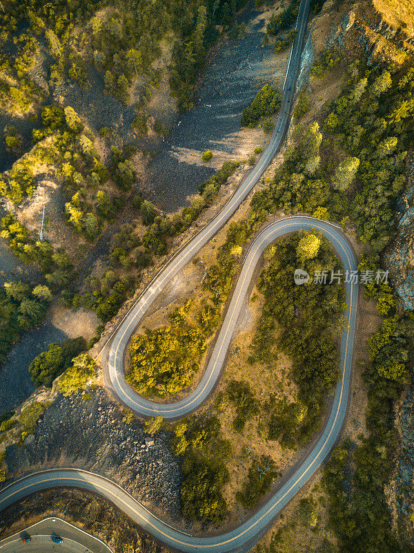 加州蜿蜒的道路鸟瞰图