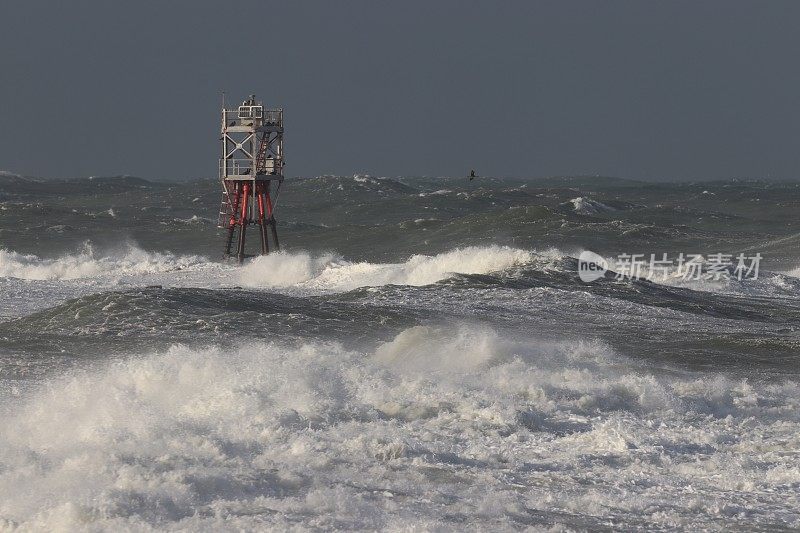 波涛汹涌的海面