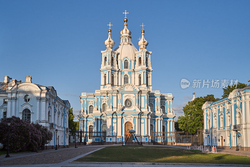 夏日黄昏阳光下的东正教老教堂。圣彼得堡