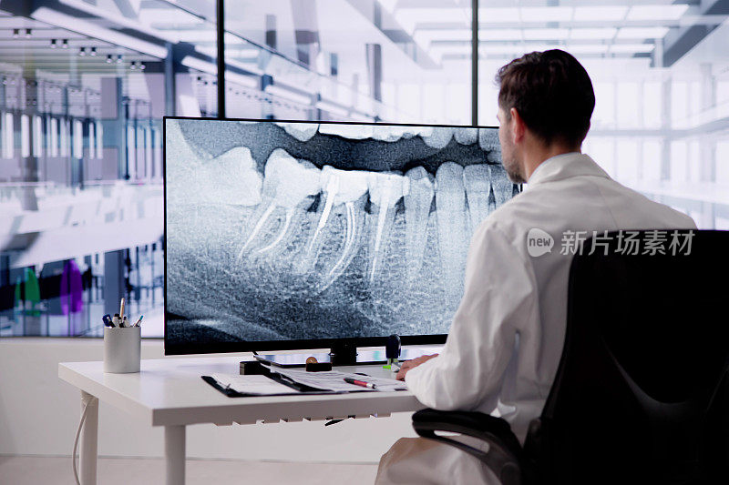 放射科牙医使用X射线软件