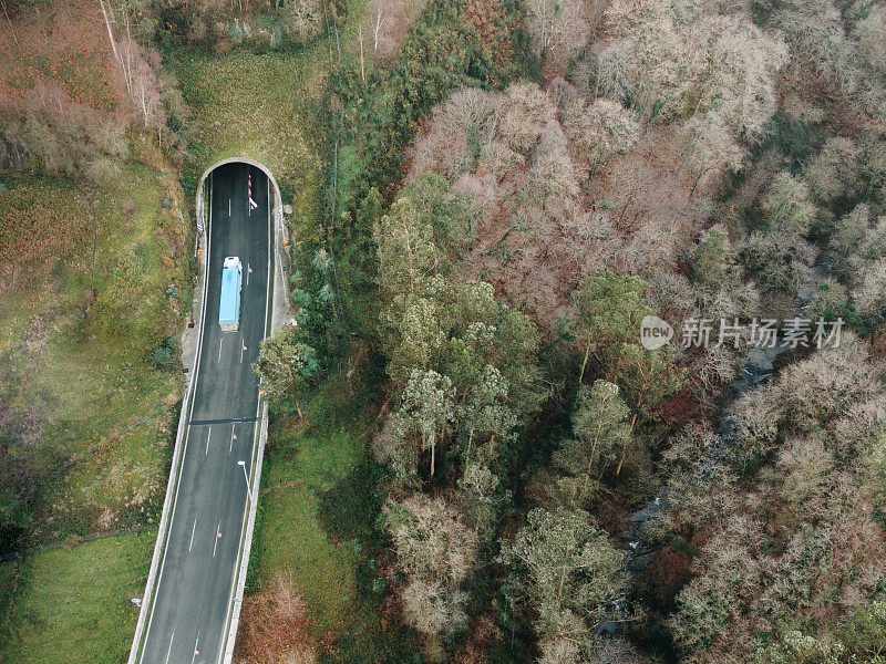 公路隧道和卡车从上面