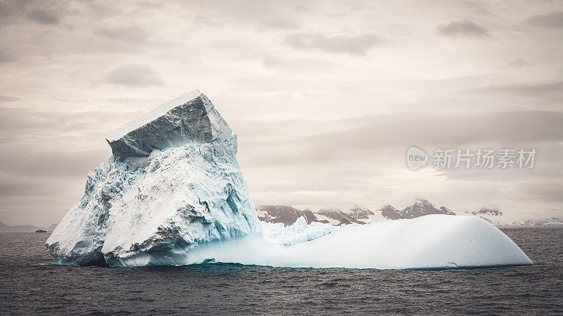 黑暗的南极洲巨大的冰山漂浮在南极海洋上