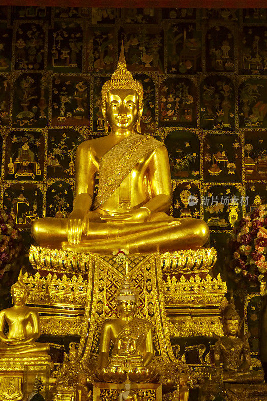 佛寺中金色闪亮的大型佛像雕塑