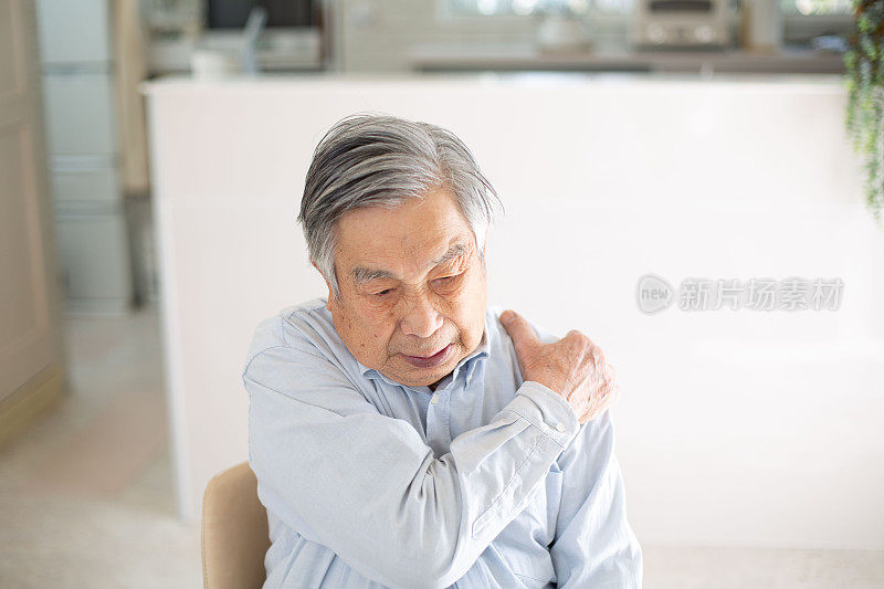 日本老年男子肩痛