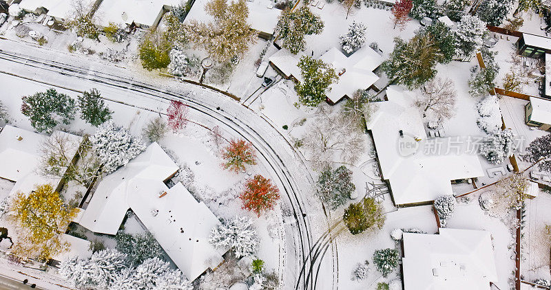 下雪天科罗拉多州丹佛市郊区房屋的白雪皑皑的鸟瞰图