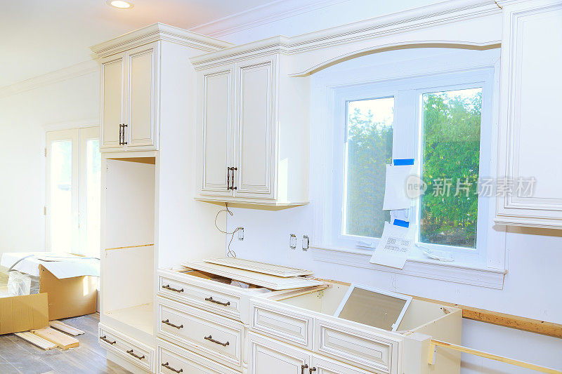 安装新的白色厨房橱柜作为家庭装修项目的一部分