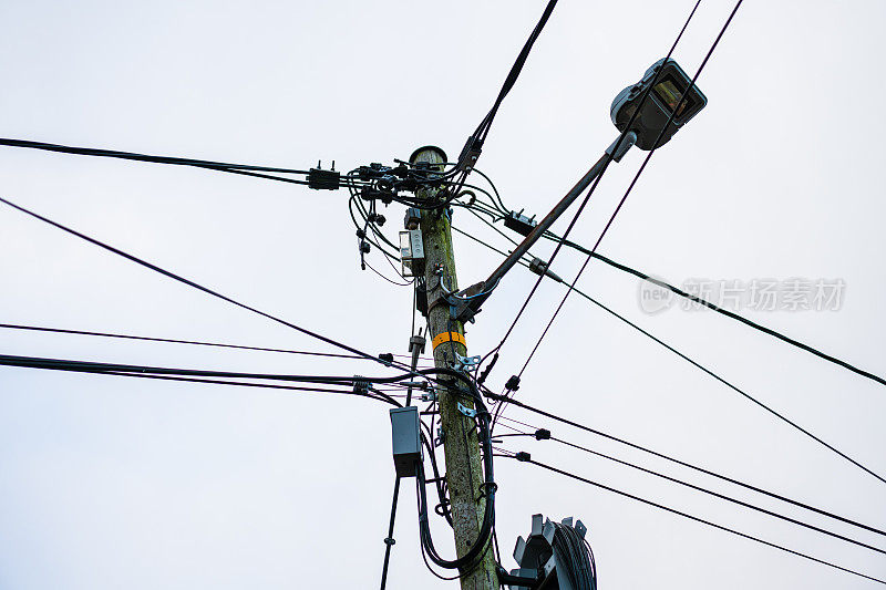 电力和通信汇聚在一根木杆上。