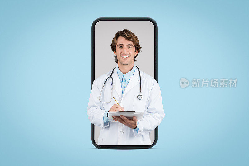 阳性的男性医生治疗师穿着白大褂使用平板电脑，在大手机屏幕上，隔离在蓝色背景下，工作室
