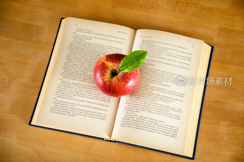 旧书上的苹果。