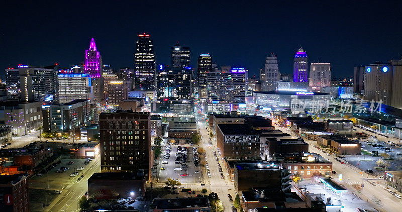 密苏里州堪萨斯市中心的夜间无人机拍摄