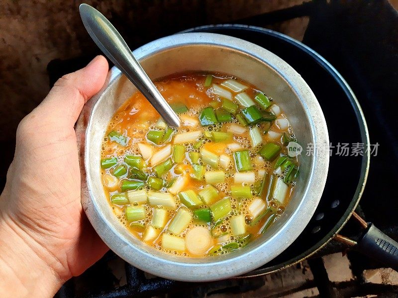 烹饪蔬菜煎蛋卷——食品准备。