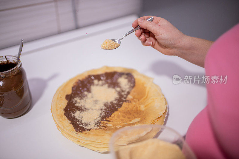 自制煎饼配巧克力奶油和饼干屑