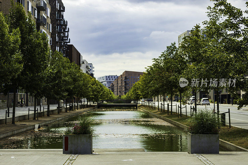 建筑之间有树木和河流的散步道