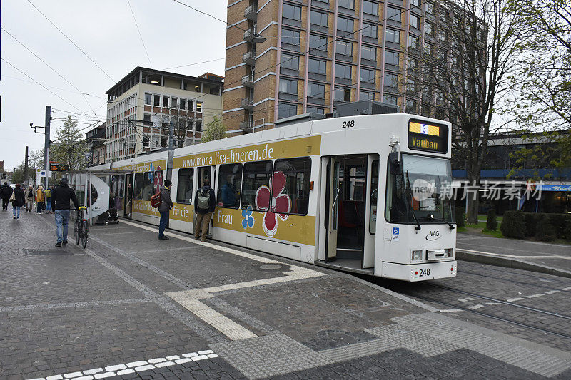 弗莱堡城市有轨电车在德国巴登-符腾堡州欧洲，人，建筑外观