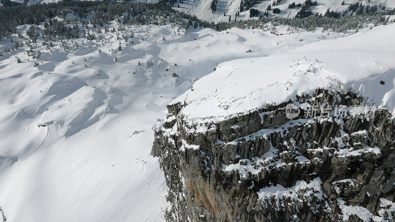 新鲜的粉雪覆盖了山峰