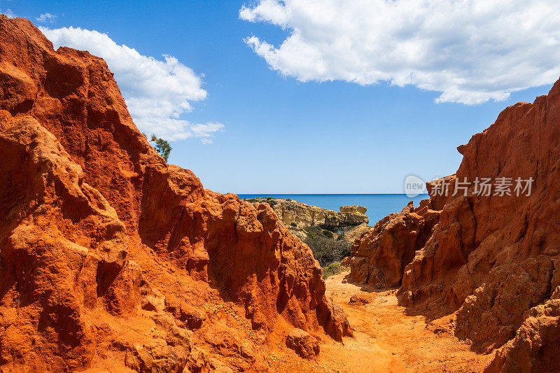 令人惊叹的红色砂岩悬崖附近的普拉亚多斯帕拉迪诺，阿尔布费拉，阿尔加维，葡萄牙