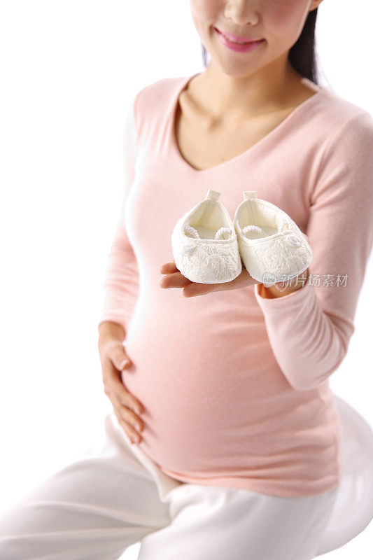 孕妇手拿婴儿鞋