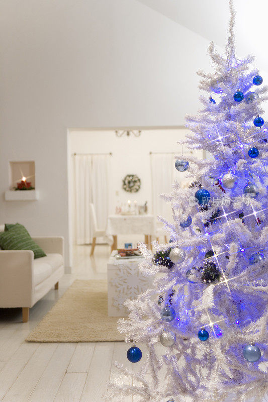 客厅里的白色圣诞树，镜头照明弹
