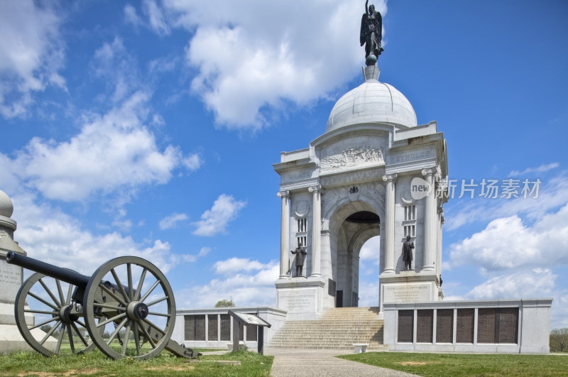 在葛底斯堡国家战场上的宾夕法尼亚纪念碑和内战大炮